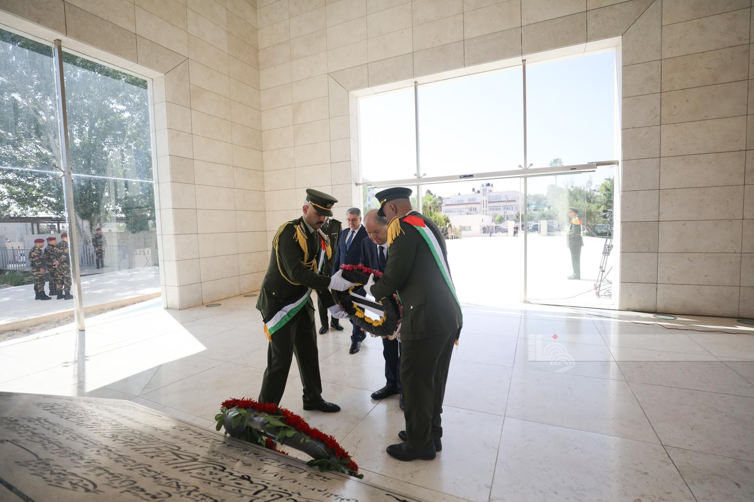 רוחי פתוח הניח זר על קבר יאסר ערפאת לרגל חג הקורבן