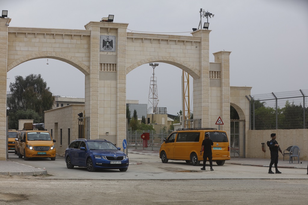 שיבושים בתנועת הנוסעים במעבר אל־כראמה בעקבות שביתה בצד הישראלי