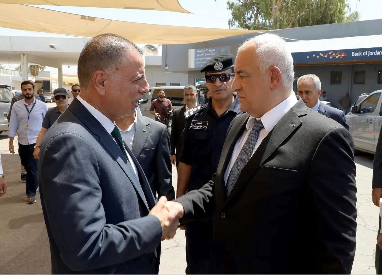 שרי הפנים הפלסטיני והירדני דנו בשיפור תנאי נסיעת האזרחים בגשר אל־מלך חוסיין