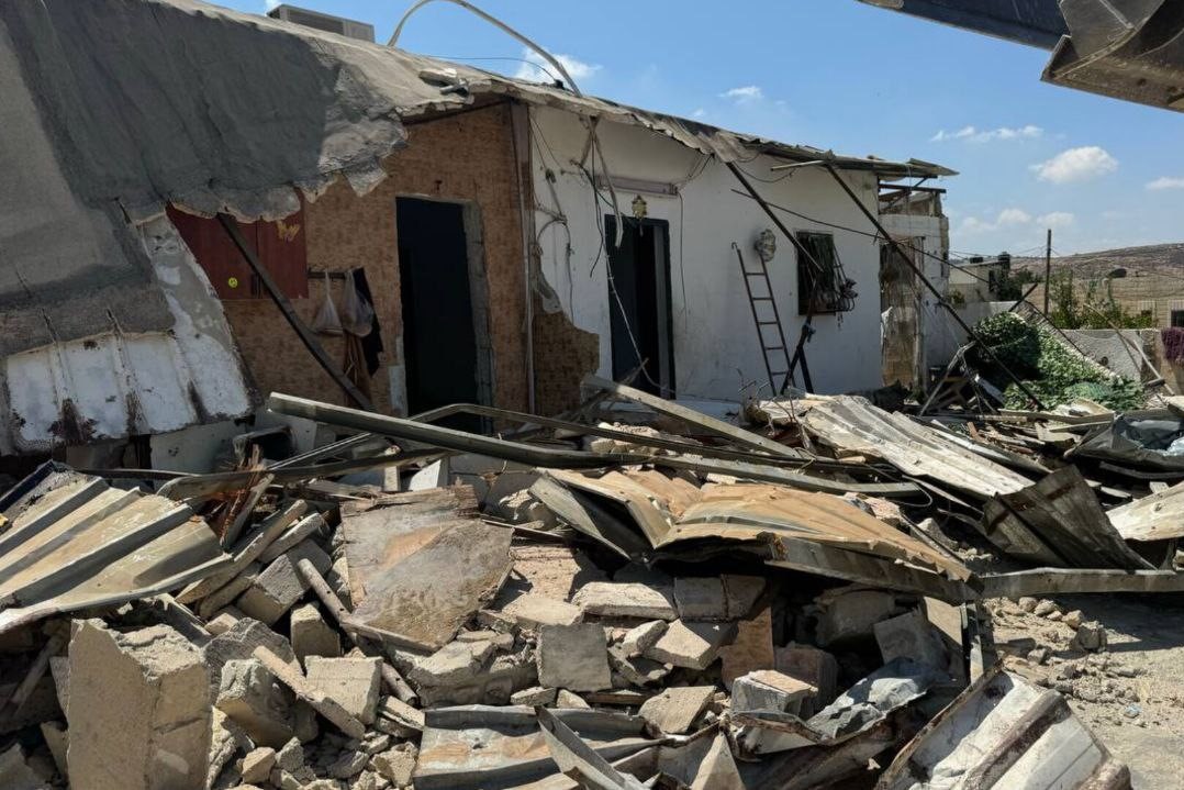 כוחות הכיבוש הישראלי הורו לפלסטיני להרוס את ביתו בצפון ירושלים