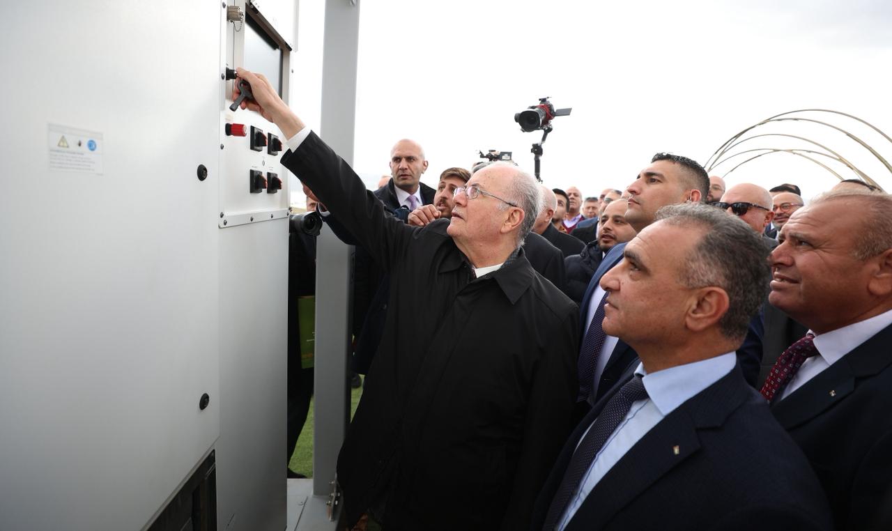 ראש הממשלה חנך בטובאס תחנת שמש בהספק 24 מגה־ואט, הגדולה מסוגה בפלסטין