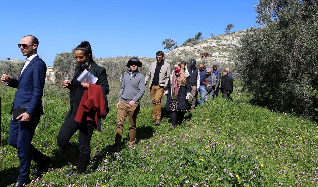 דיפלומטים ביקרו בכפר ברקה הסובלים מהמתנחלים והצבא