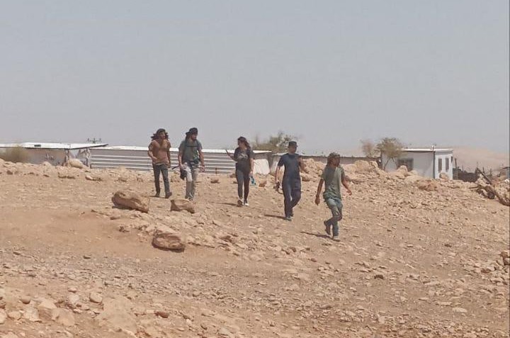 94 משפחות גורשו בכפייה: מתנחלים אילצו 15 משפחות לעזוב את מקבץ שלאל אל־עוג׳א