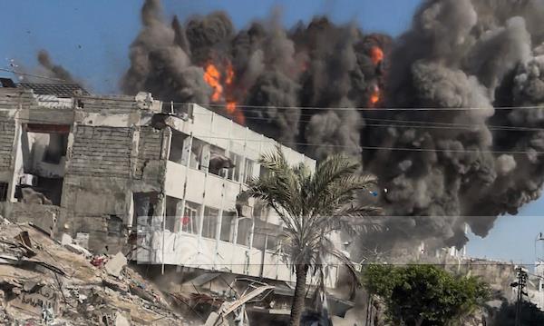 כוחות הכיבוש חידשו הלילה את המתקפות בדרום הרצועה: הרוגים ופצועים, רובם ילדים ונשים