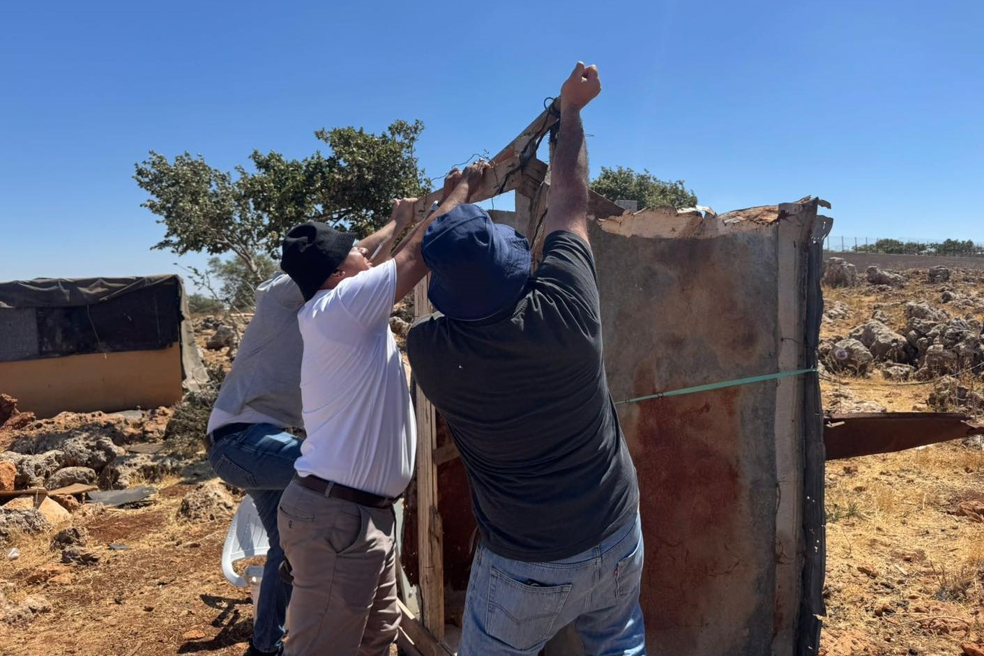 תושבי אל-מזרעה א-שרקייה והוועדה למאבק בגדר ובהתנחלויות הסירו מאחז רעייתי של מתנחלים