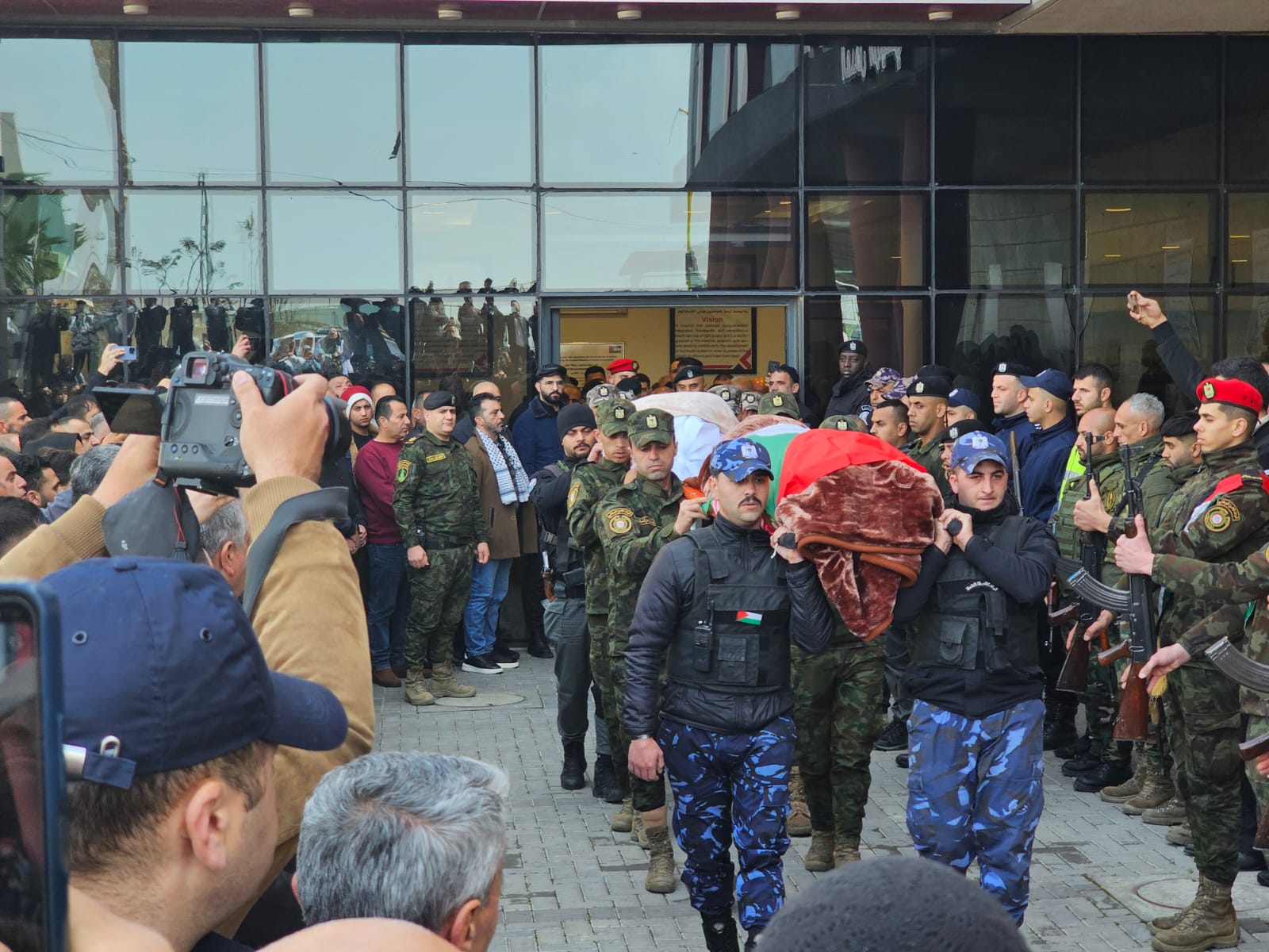 בחברון הובאו למנוחות שלוש נשים שנהרגו מרסיסי טיל בבית עווא