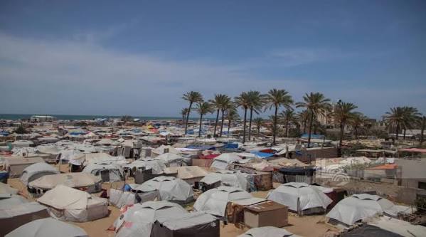 באוהלים בלויים במוואסי ח'אן יונס, העקורים חוששים מהחורף: "האוהל כבר לא מגן עלינו"