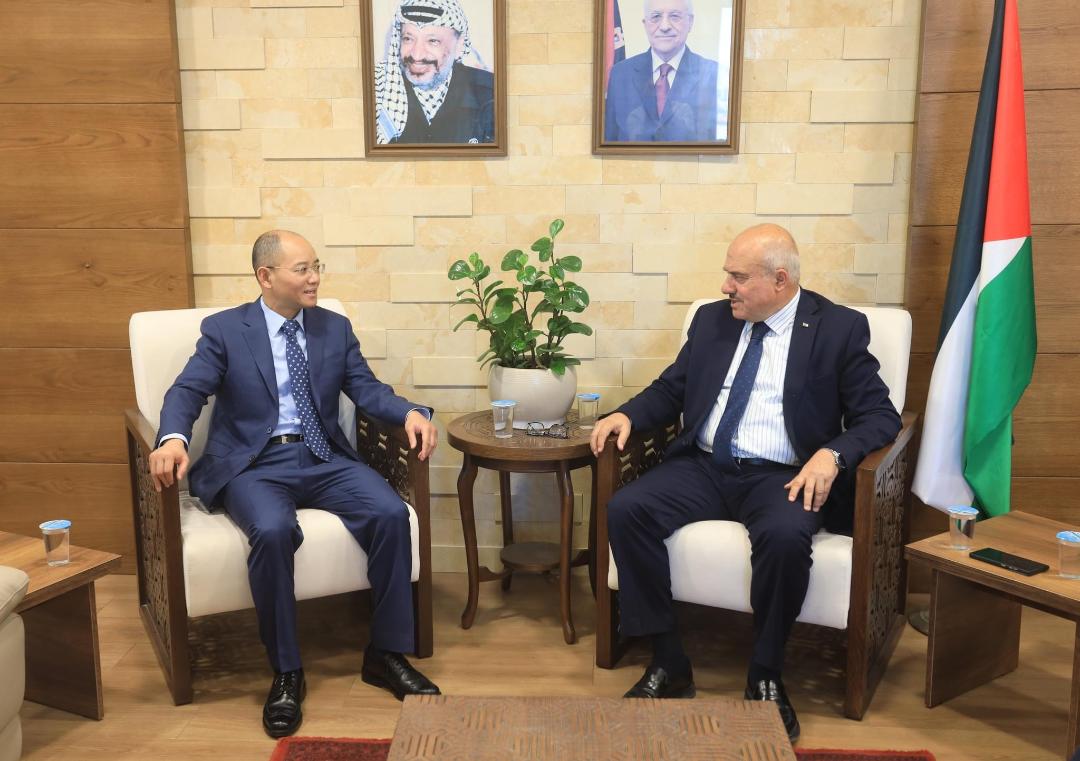 שר השלטון המקומי סאמי חאג'אווי ודיפלומטים סינים דנו בהרחבת התמיכה בפרויקטים תשתיתיים בפלסטין