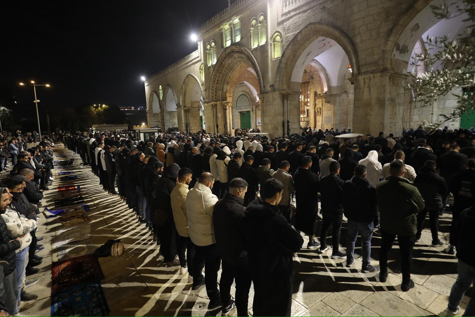 60 אלף מתפללים קיימו תפילות ערבית ותראוויח במסגד אל-אקצא