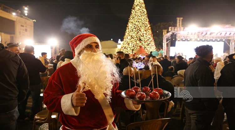 בית לחם הדליקה את עץ חג המולד: אלפי מבקרים חזרו לכיכר המולד אחרי שנתיים של ביטול אירועים