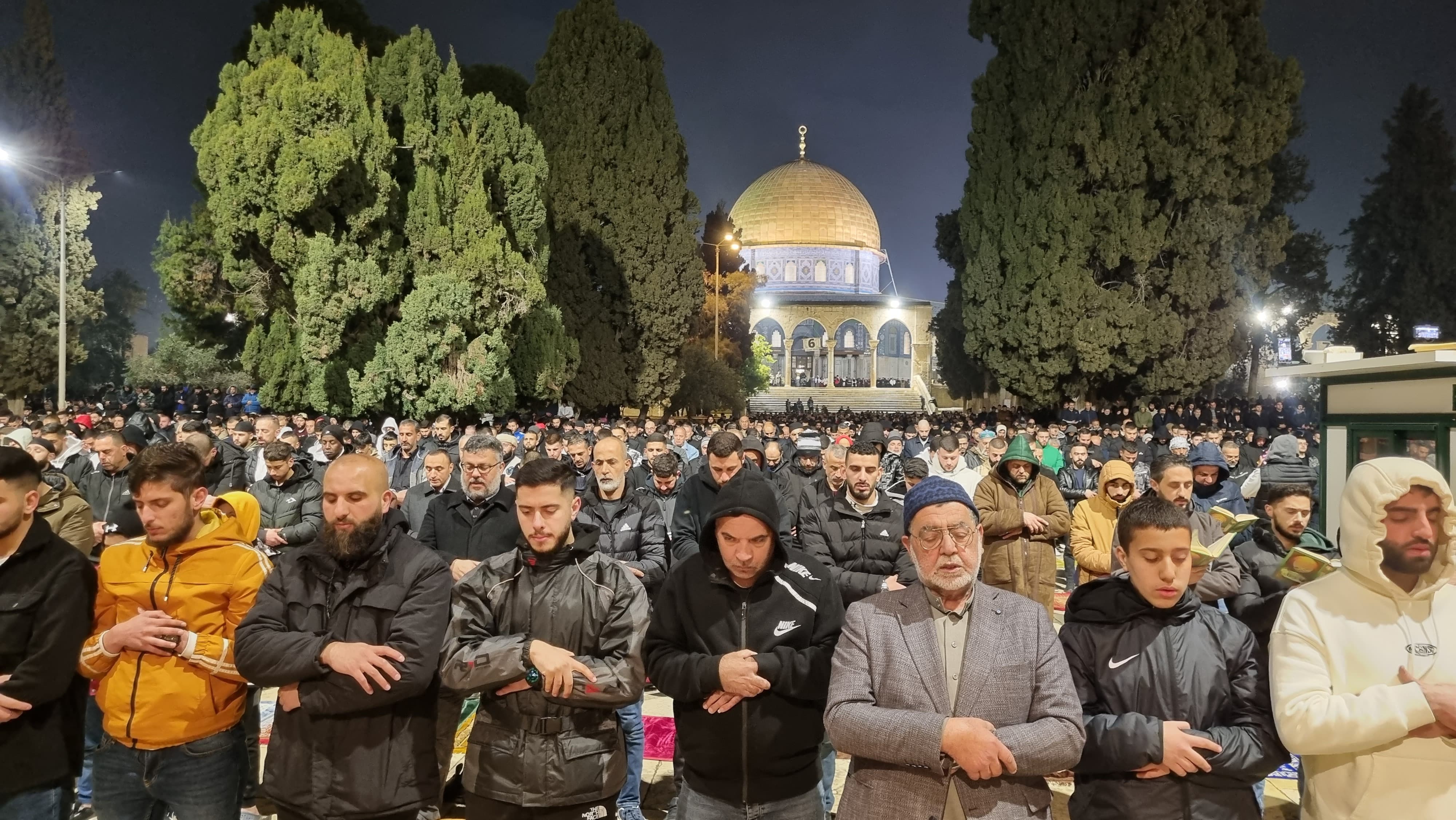 60 אלף מתפללים קיימו את תפילות הערב והתרוויח במסגד אל-אקצא תחת מגבלות הכיבוש