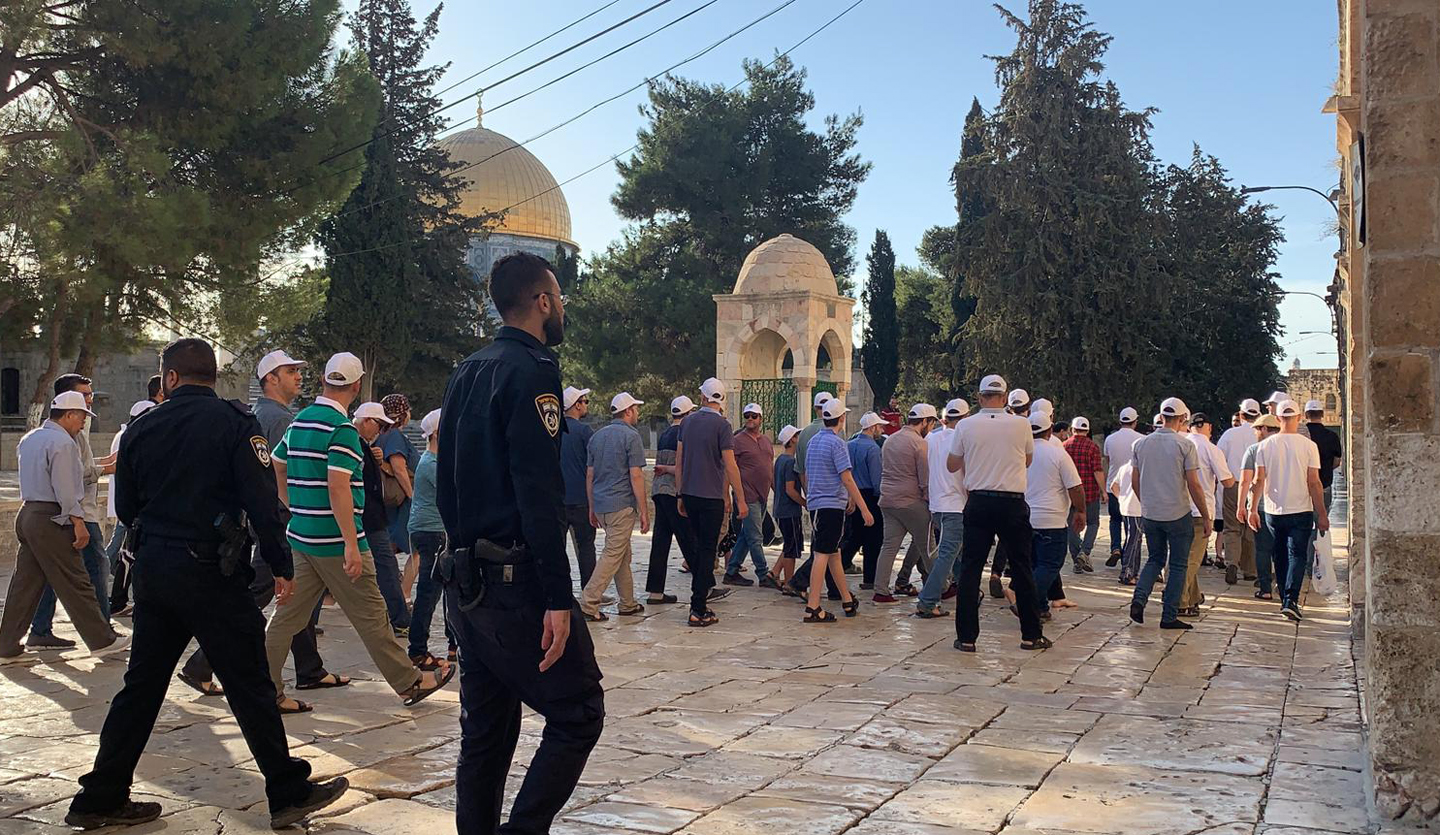משרד הדתות הפלסטיני: כוחות הכיבוש פרצו למסגד אל־אקצא 30 פעמים ומנעו 91 קריאות לתפילה באלחראם אלאבראהימי באפריל