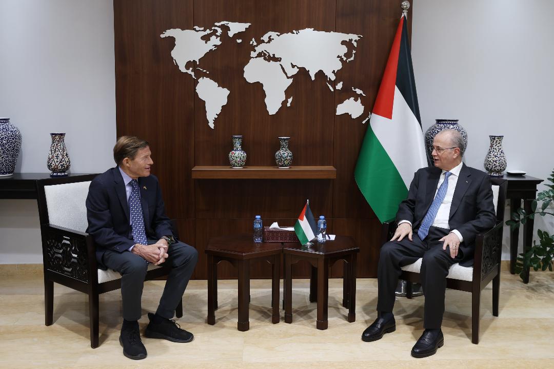 ראש הממשלה מוחמד מוסטפא נפגש עם הסנאטור האמריקאי בלומנטל ברמאללה