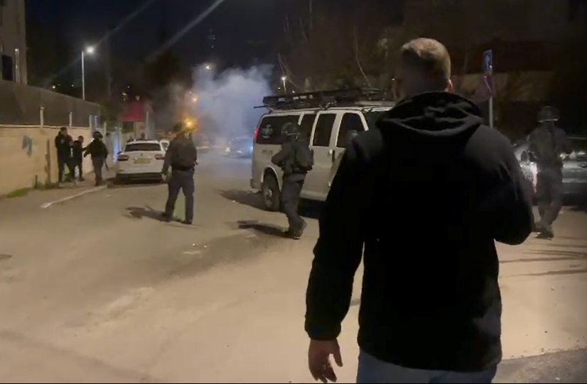 תחת אבטחת המשטרה :מתנחלים תקפו תושבי שייח' ג'ראח