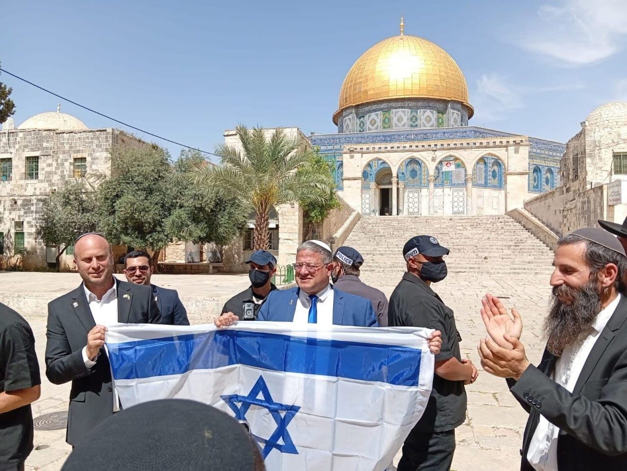 בן גביר פלש לאל־אקצא והניף את דגל ישראל