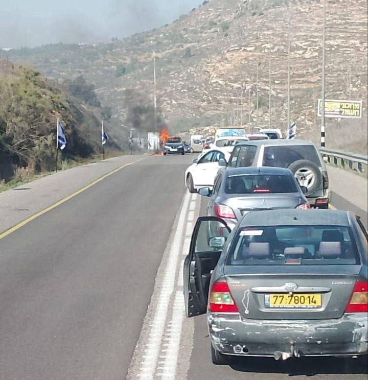 פצועים בתקיפת מתנחלים סמוך ללבן א־שרקייה: אב ובתו הוכו ורכבם הוצת