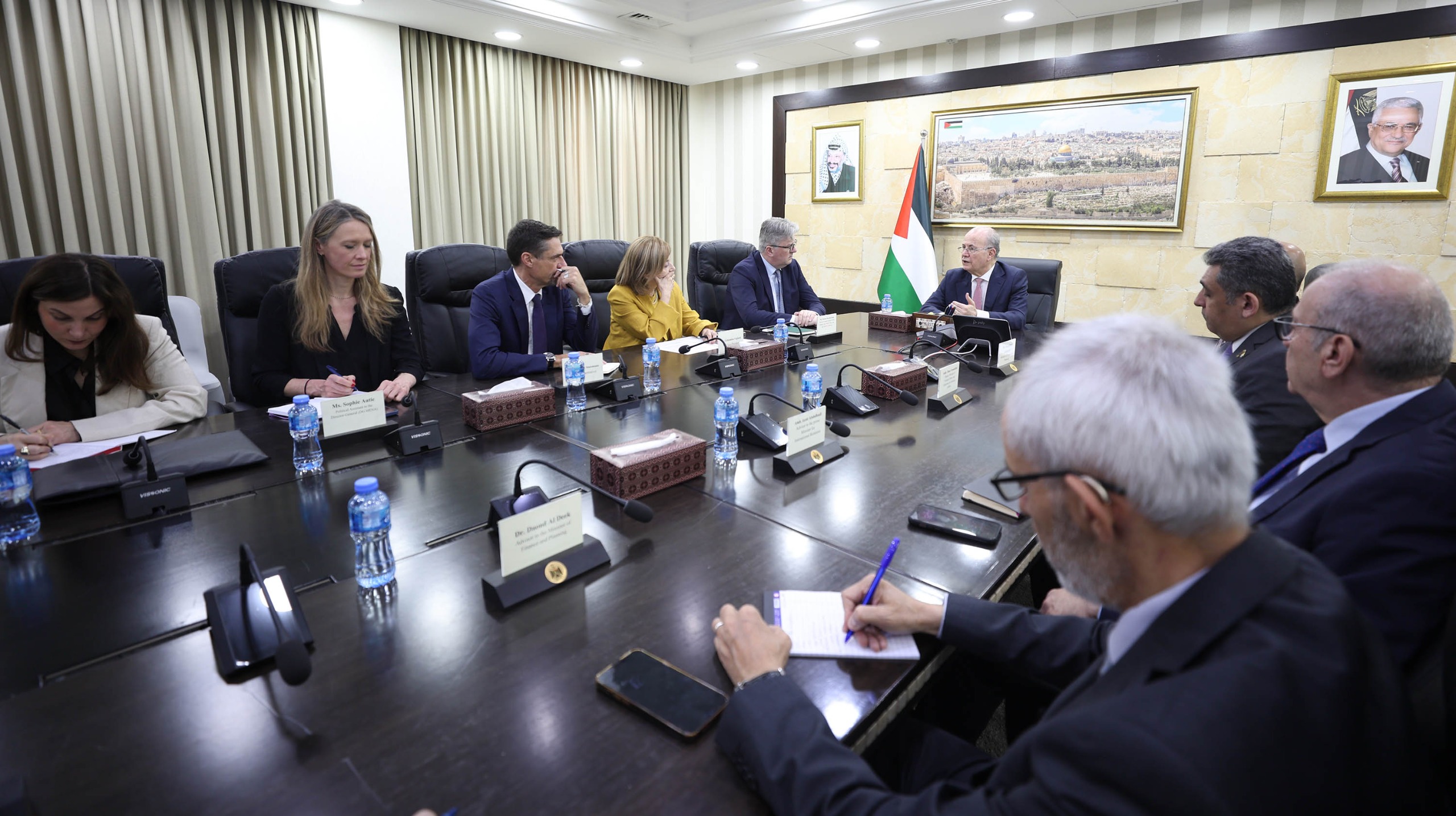 מוסטפא נפגש עם משלחת אירופית בכירה וקרא להגביר את הלחץ על ישראל