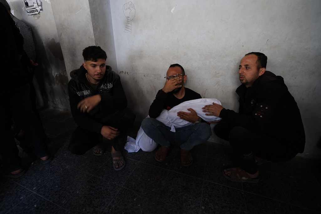 כוחות הכיבוש חידשו ההפגזות: חמישה הרוגים ופצועים בהפצצות על מרכז וצפון הרצועה