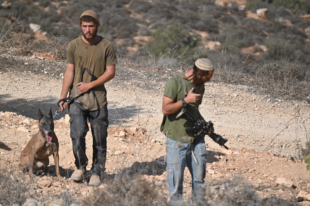 ארבעה נפצעו, אחד מהם קשה, בהתקפת מתנחלים וכוחות הכיבוש על מכמאס