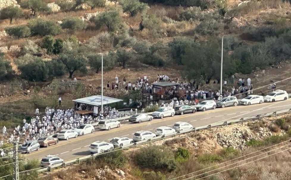 עשרות מתנחלים פלשו לוואדי ריא שמצפון־מערב לרמאללה; כוחות הכיבוש חסמו כבישים