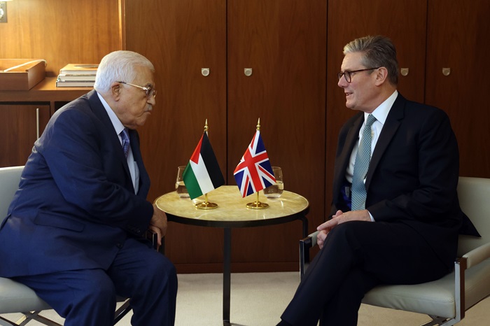 הנשיא עבאס נפגש עם ראש ממשלת בריטניה: קריאה לסיום הכיבוש ולתמיכה בפתרון שתי המדינות