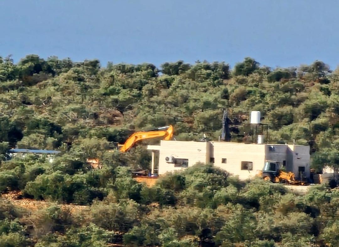 כוחות הכיבוש הרסו בית ומפעל מסחרי בדיר בלוט, ארבעה פצועים במהלך האירוע