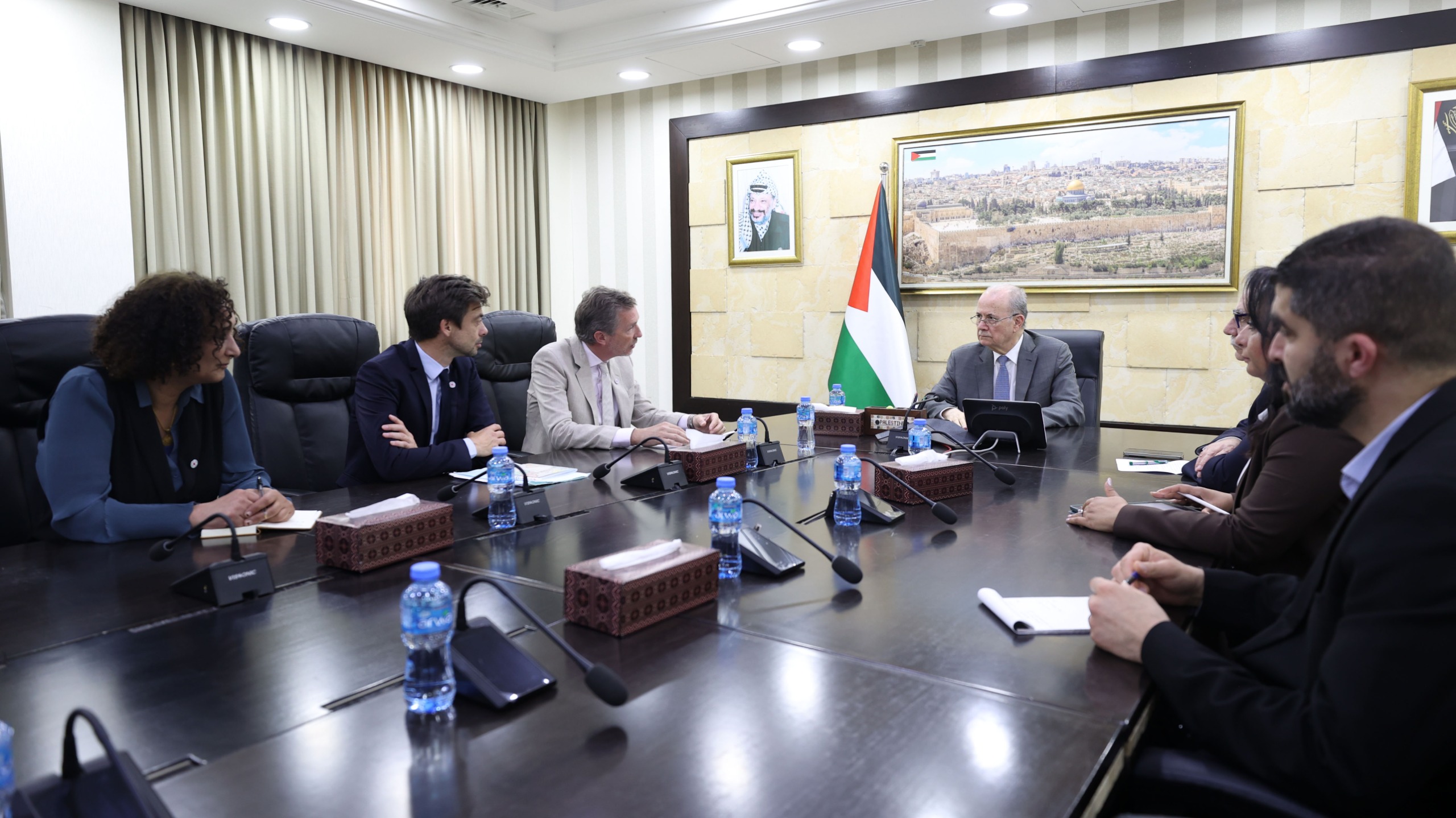 ראש הממשלה דן עם הצלב האדום בסיוע למערכת הבריאות ובמצב האסירים בבתי הכלא של הכיבוש