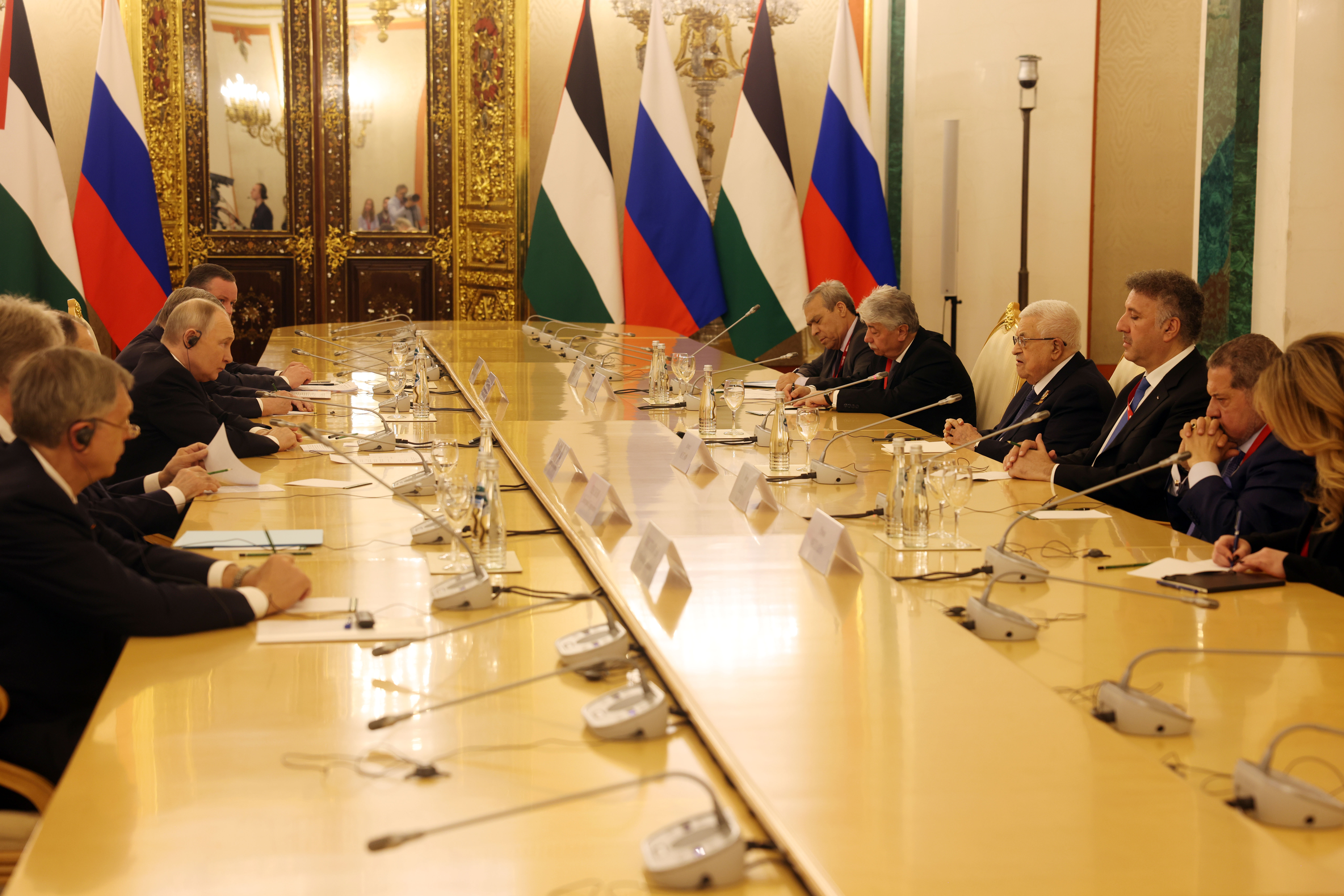 עבאס ופוטין נפגשו במוסקבה: קריאה להפסקת אש מיידית בעזה ולנסיגה ישראלית מלאה