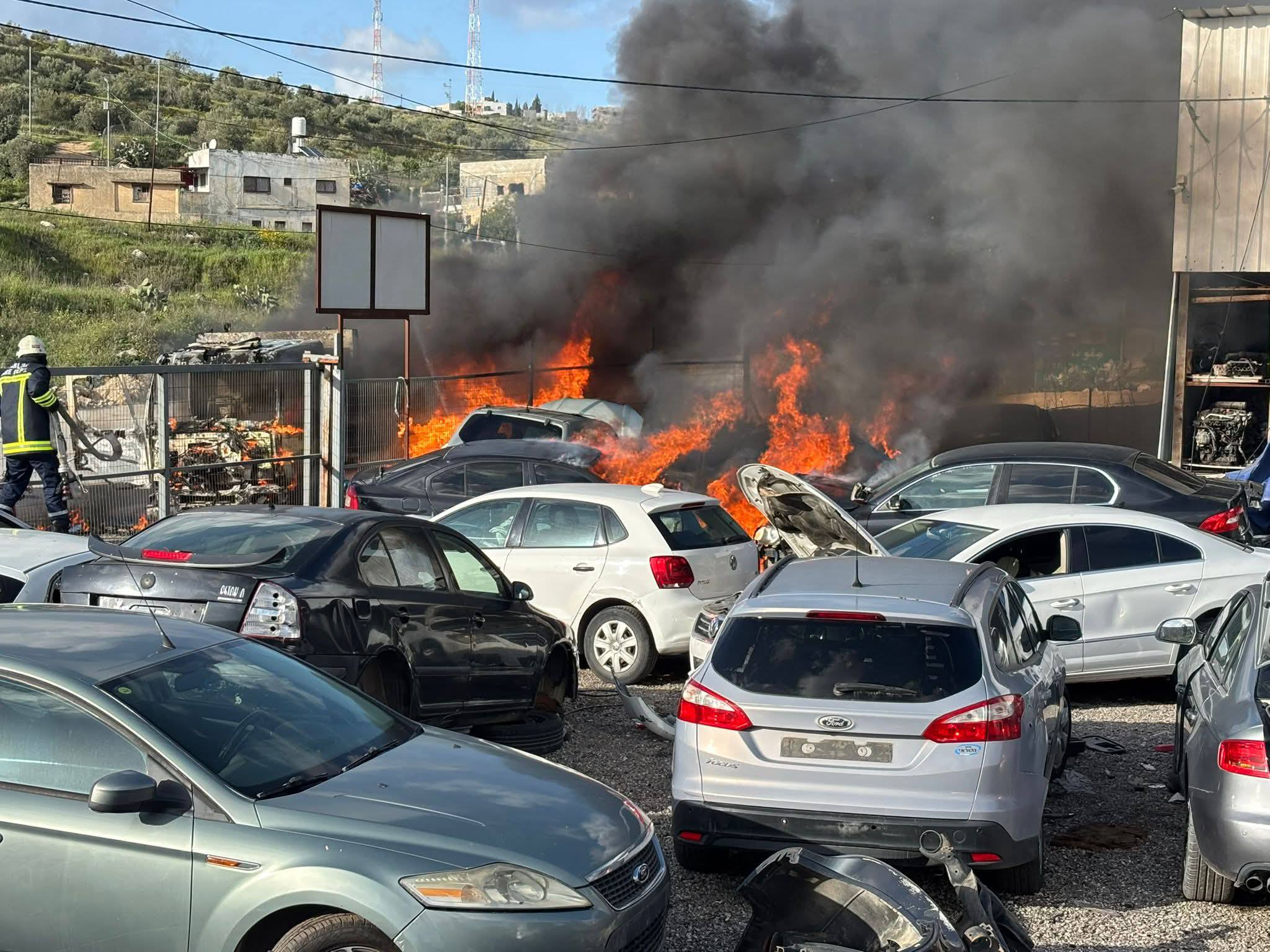 שורת מתקפות של מתנחלים מצפון־מערב לשכם: הוצתו מוסך רכב וכלי רכב בדיר שרף ואוהל באל-מסעודיה