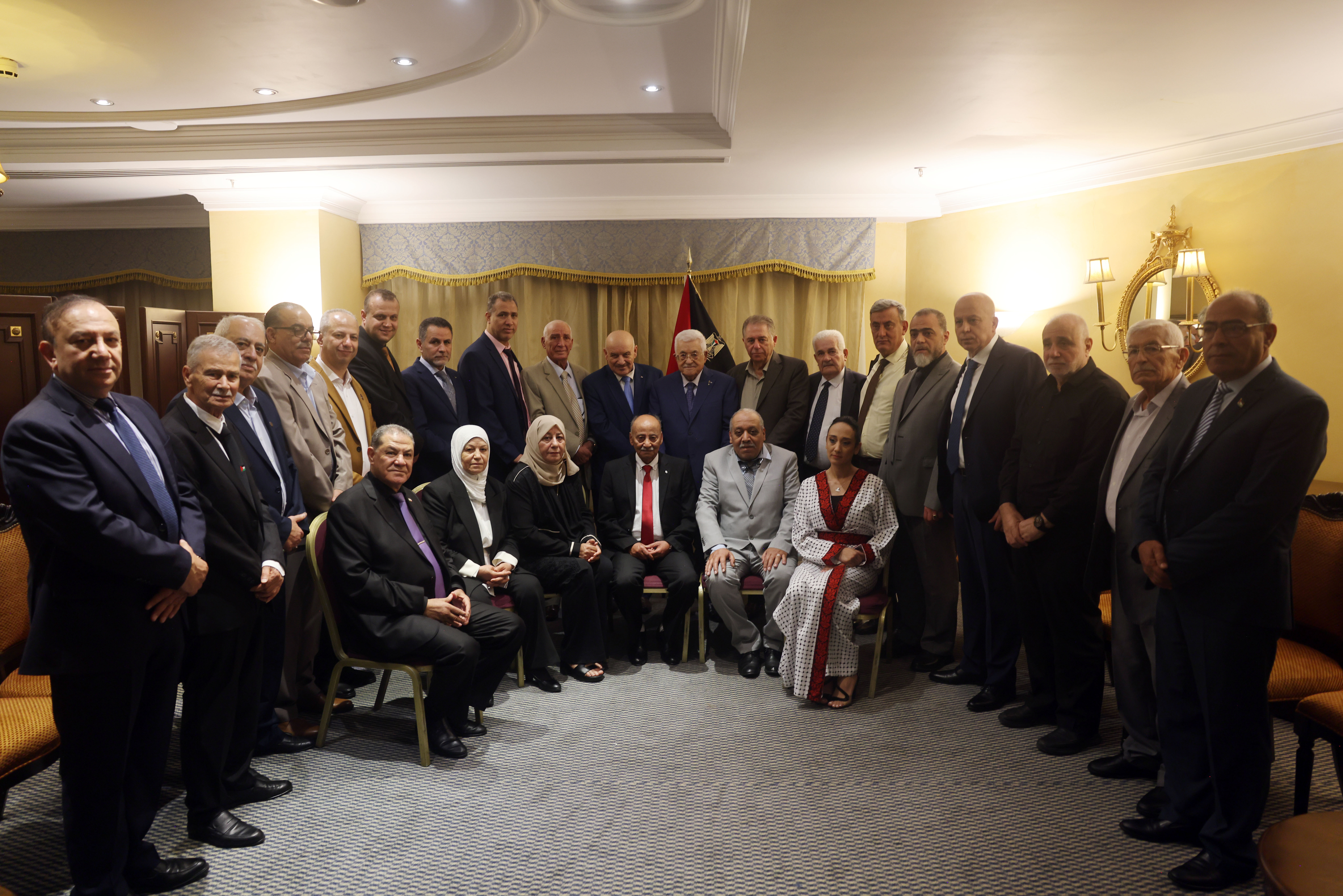 הנשיא מחמוד עבאס נפגש עם ועדת מחוז תנועת פתח בלבנון במסגרת ביקורו בביירות