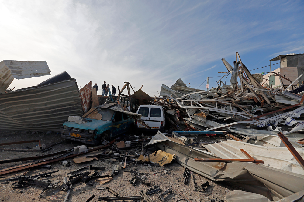 כוחות הכיבוש הרסו שלושה מבנים, מפעל ומתקנים תעשייתיים בחברון