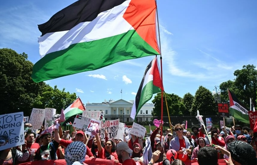 אלפים בהפגנת מחאה למען פלסטין מול הבית הלבן בוושינגטון