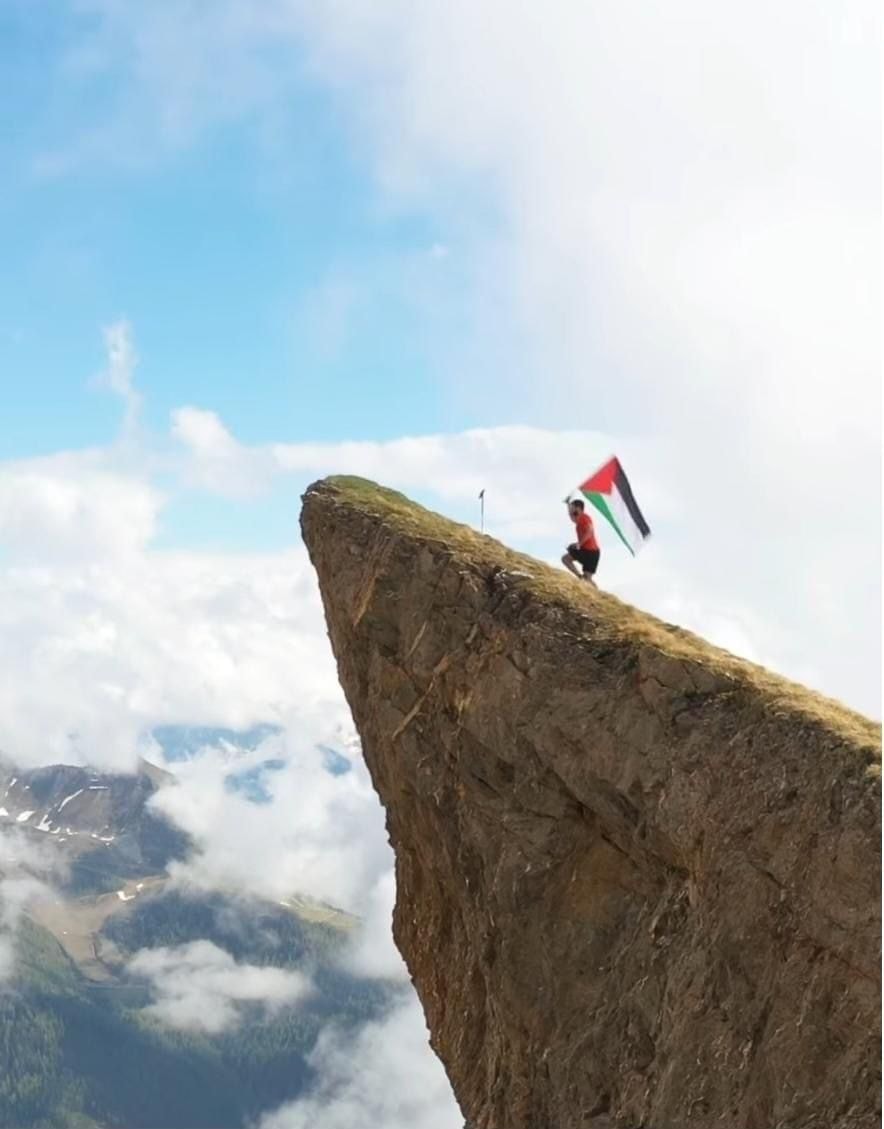  מוחמד אבו שקרה, הרפתקן מאום אלפחם, מסתובב באירופה ומגיע למקומות גבוהים מאוד והמטרה הנפת דגל פלסטין.