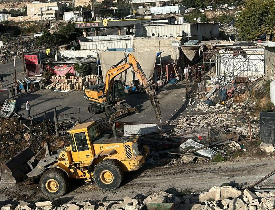 כוחות הכיבוש הרסו מבנה מסחרי וגרמו לעשרות מקרי חנק בחיזמה, צפון מזרח ירושלים