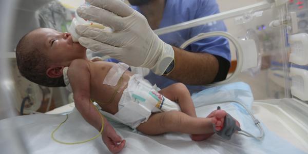 בעזה: חלב לתינוקות נאסר – והמוות זוחל אל תוך הפגיות