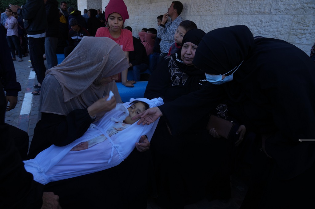 חמישה הרוגים, בהם שני ילדים: משפחה נרצחה בתקיפת כוחות הכיבוש על אוהל פליטים בדיר אל־בלח