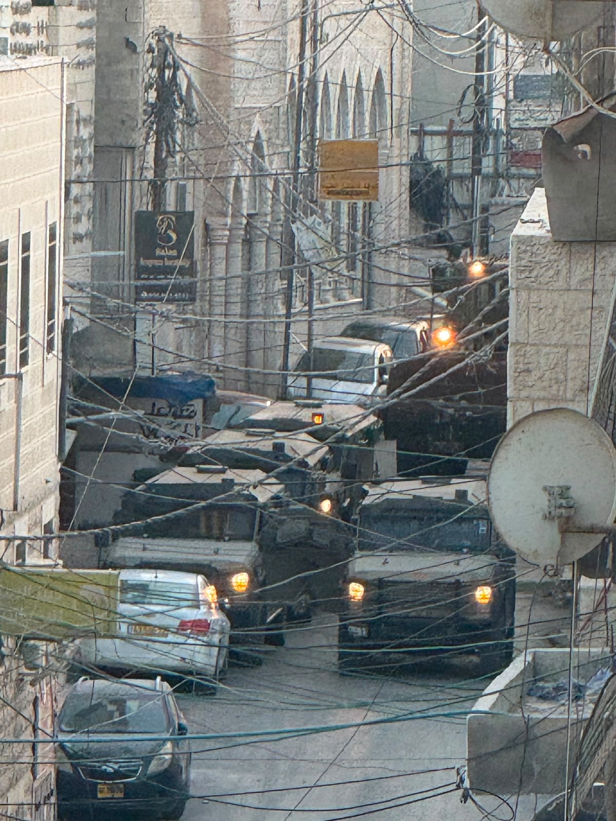 הפלישה למחנה קלנדיה נמשכת זה היום השני: בתי עסק נהרסו, עוצר הוטל בכפר עקב