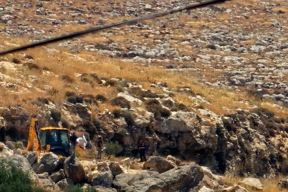 מתנחלים חורשים אדמות בכפר סאלם מזרחית לשכם והקימו במקום אוהלים