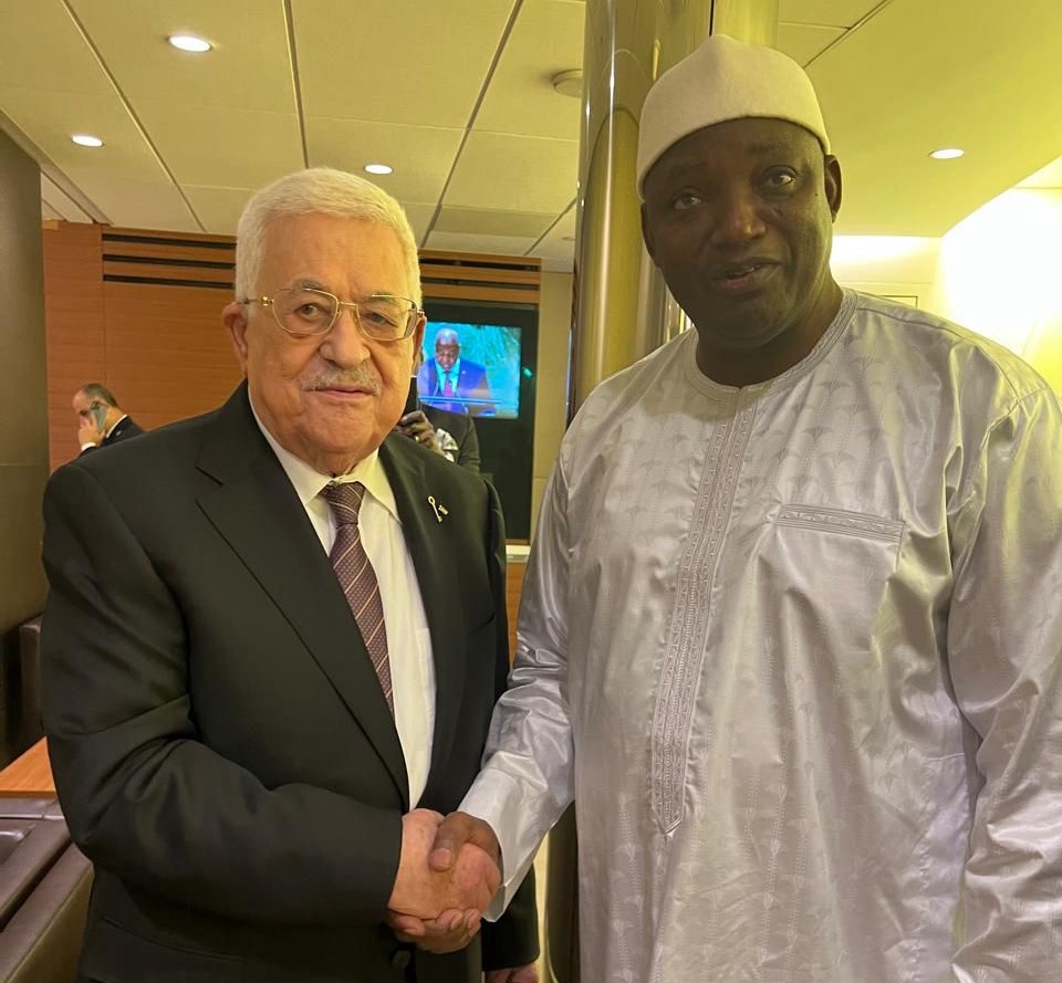 עבאס נפגש עם נשיא גמביה וקרא להפסיק את המתקפה של כוחות הכיבוש בעזה