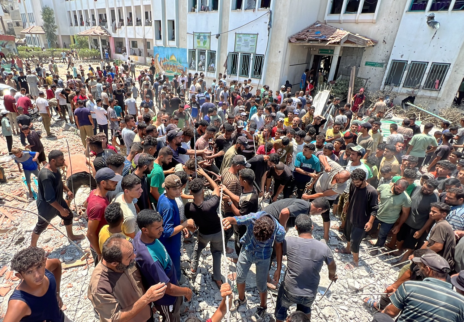 חמישה הרוגים ופצועים בהפצצת בית ספר בעזה ששימש מקלט לעקורים