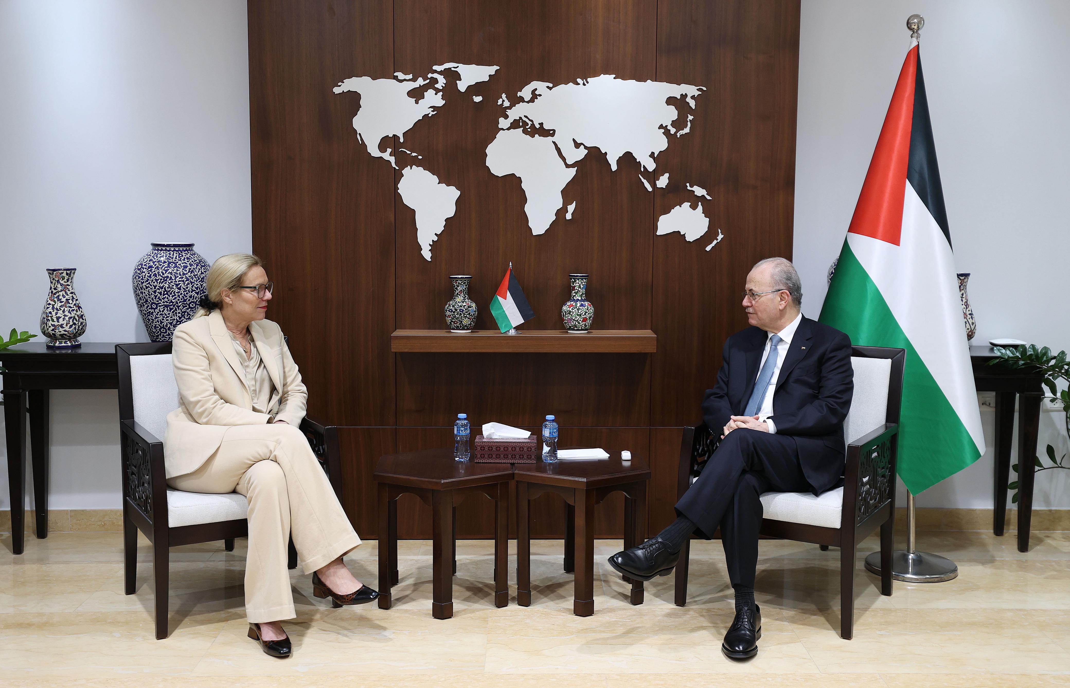 פגישת ראש הממשלה הפלסטיני ומנהלת השיקום בעזה: תוכנית חירום ותיאום בינלאומי