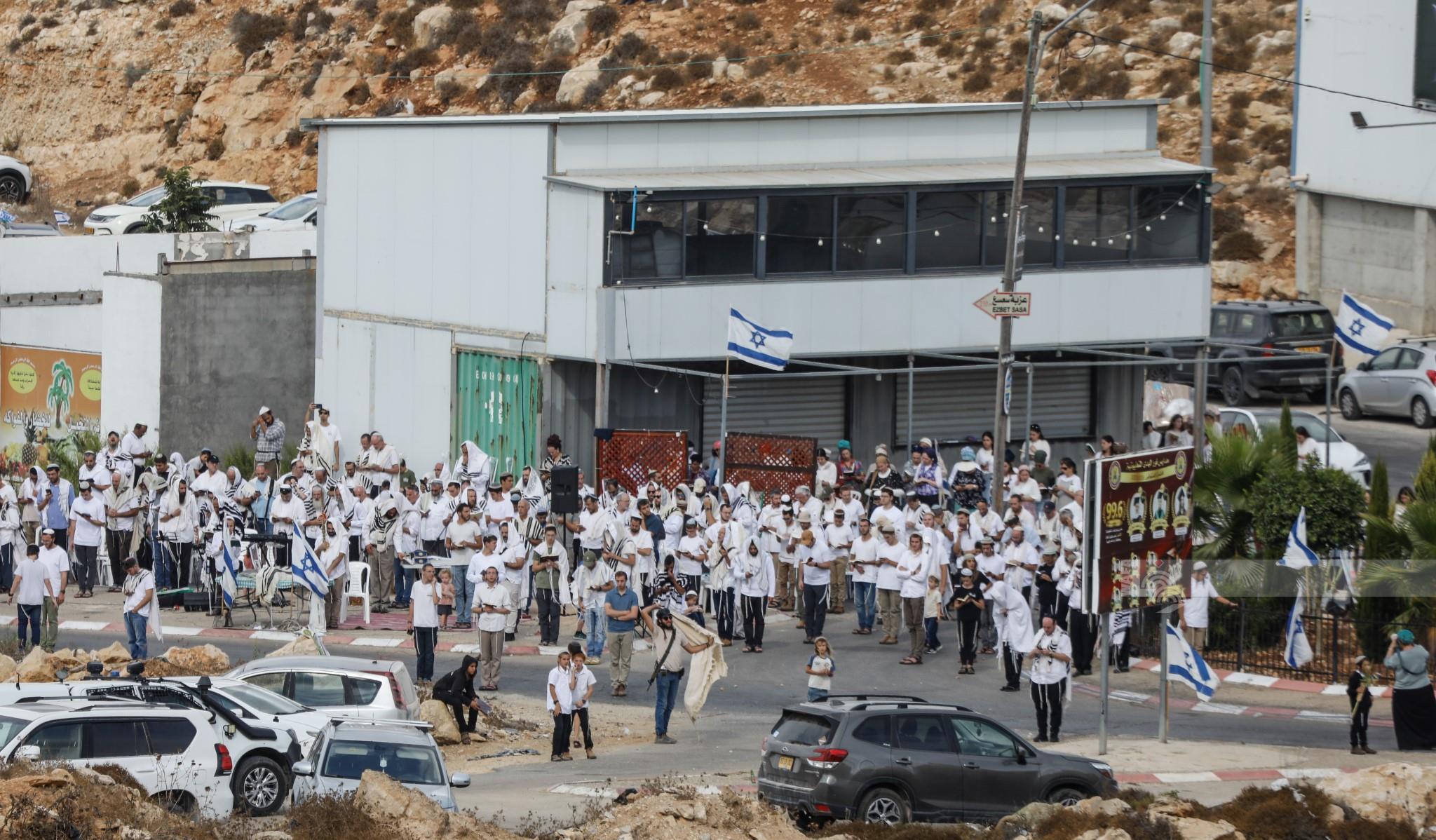 מתנחלים רבים פלשו לביתוניא ולכביש ג׳ריוט ממערב לרמאללה