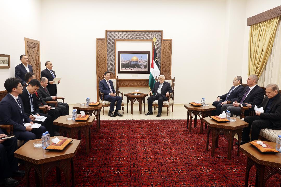 הנשיא עבאס לשליח הסיני: הפסקת אש ונסיגה מעזה – צעדים הכרחיים להבטחת יציבות