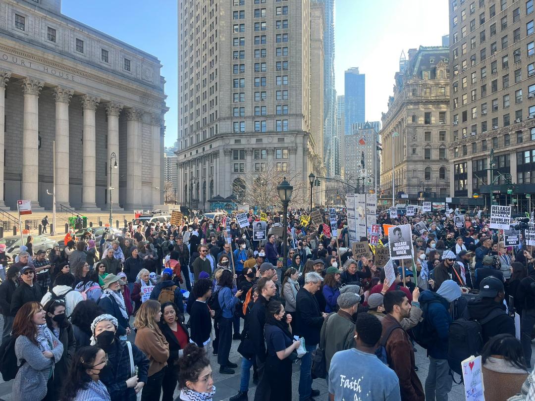 אלפים הפגינו בניו יורק נגד מעצרו של הסטודנט הפלסטיני מחמוד ח'ליל