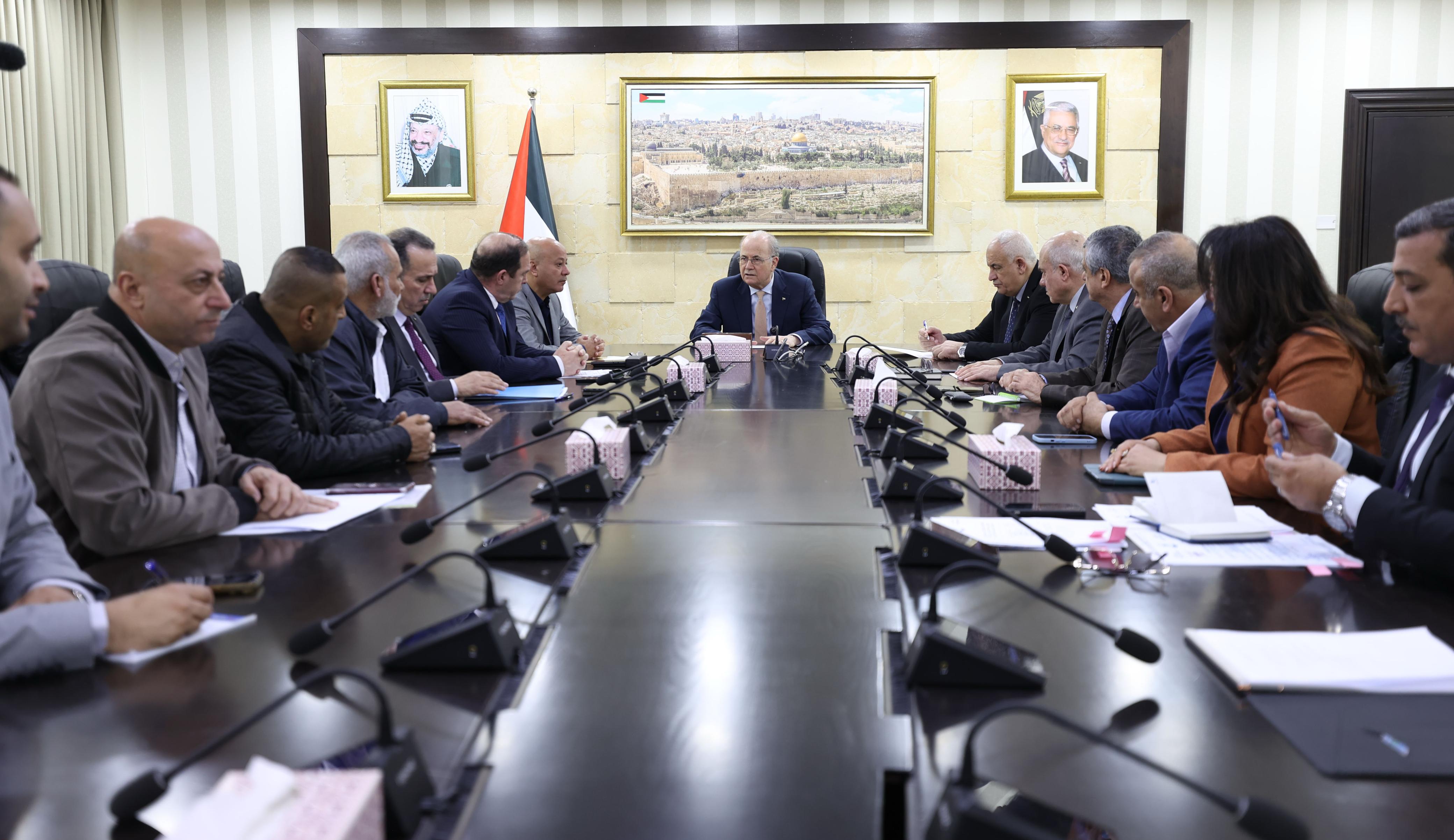 רה"מ מוחמד מוסטפא דן עם משלחת מטולכרם במאמצי הסיוע לעקורים