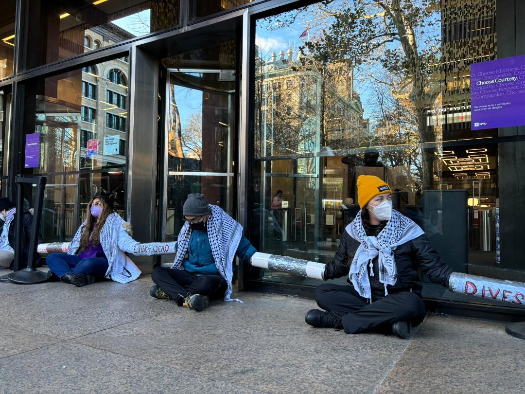 סטודנטים ומרצים באוניברסיטת ניו יורק חסמו את ספריית בובסט במחאה על המלחמה בעזה