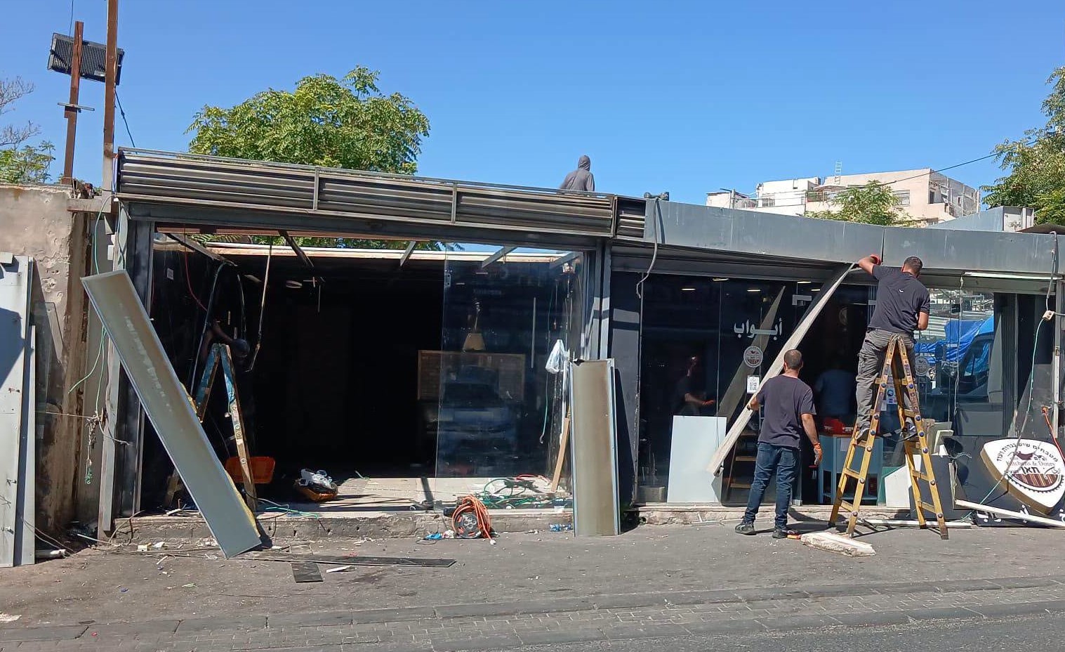 עיריית הכיבוש אילצה תושב ירושלים להרוס חמישה בתי עסק ומבנים בוואדי אל־ג'וז