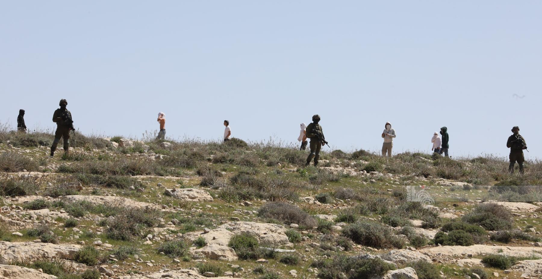 שני תושבים נפצעו ושלושה נוספים נעצרו במהלך תקיפת מתנחלים בליווי כוחות הכיבוש בדרום חברון