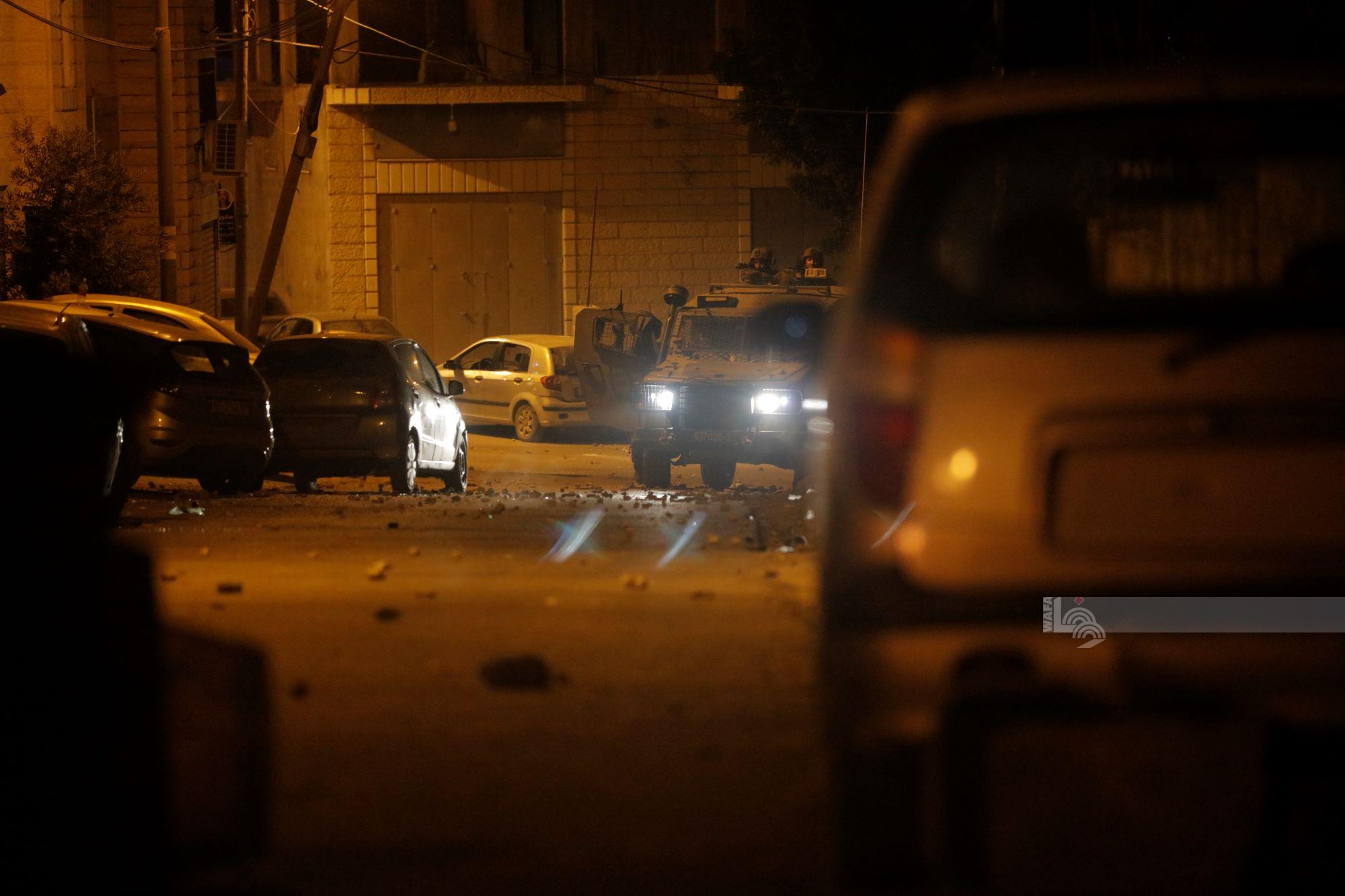 כוחות הכיבוש עצרו 19 תושבים בפשיטות על כפרים וערים במחוז חברון