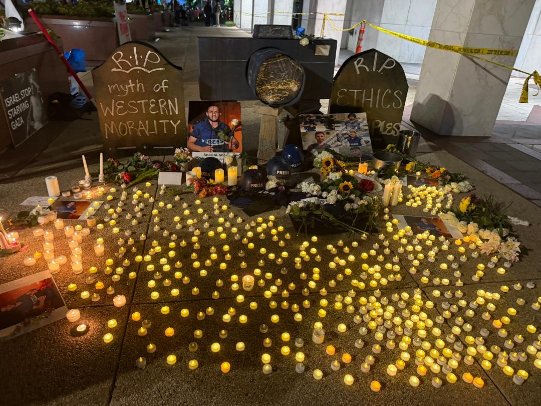 משמרת נרות בוושינגטון לזכר "ששת העיתונאים" וקריאה להגנה על עיתונאים בעזה